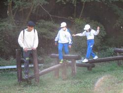 遊具で遊ぶ子どもたち