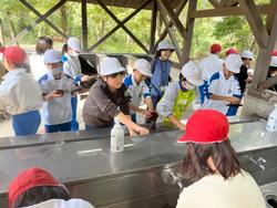 焼き板洗いの様子