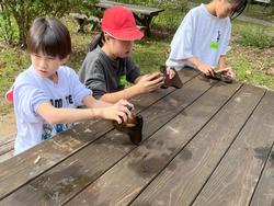 焼き板洗いの様子