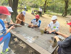 焼き板洗いの様子