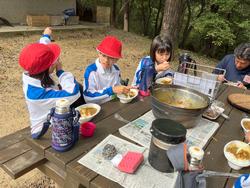 昼食（カレー）の様子