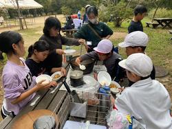 昼食（カレー）の様子