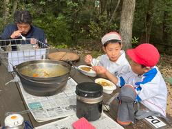昼食（カレー）の様子