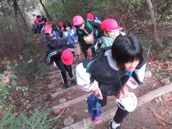 長い階段をのぼって戻りました