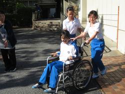 4年生車椅子体験の様子