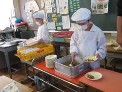 3年生給食の準備