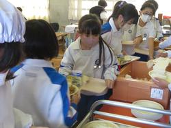 3年生給食の準備