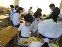 3年生給食の準備