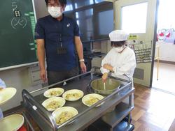 3年生給食の準備