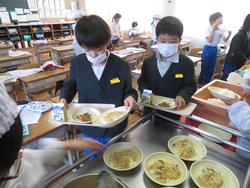 3年生給食の準備