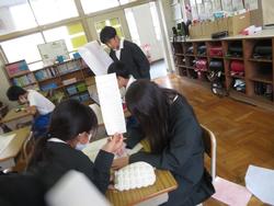 6年生「平和の詩」を画仙紙に