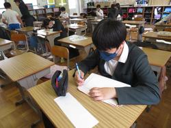6年生「平和の詩」を画仙紙に