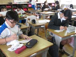 6年生「平和の詩」を画仙紙に
