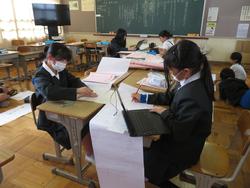 6年生「平和の詩」を画仙紙に