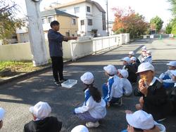 1年生落ち葉集め