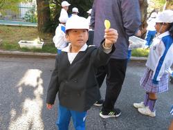 1年生落ち葉集め