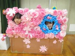 体育館の飾りで楽しむ児童たち
