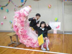 体育館の飾りで楽しむ児童たち