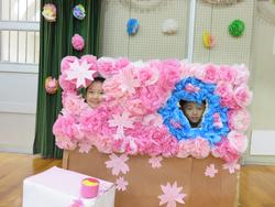 体育館の飾りで楽しむ児童たち