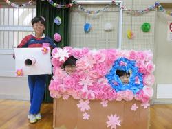 体育館の飾りで楽しむ児童たち