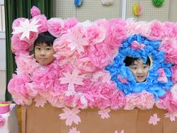 体育館の飾りで楽しむ児童たち
