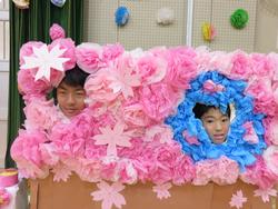 体育館の飾りで楽しむ児童たち
