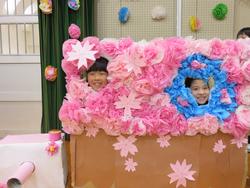 体育館の飾りで楽しむ児童たち