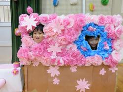 体育館の飾りで楽しむ児童たち