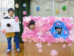 体育館の飾りで楽しむ児童たち