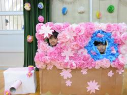体育館の飾りで楽しむ児童たち