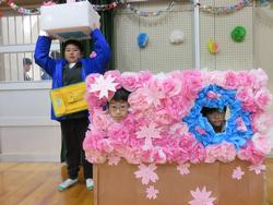 体育館の飾りで楽しむ児童たち