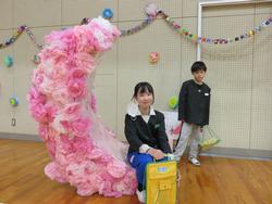 体育館の飾りで楽しむ児童たち