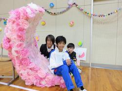 体育館の飾りで楽しむ児童たち