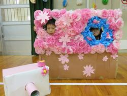 体育館の飾りで楽しむ児童たち