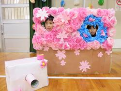 体育館の飾りで楽しむ児童たち