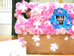 体育館の飾りで楽しむ児童たち