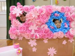 体育館の飾りで楽しむ児童たち
