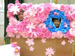 体育館の飾りで楽しむ児童たち
