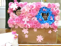 体育館の飾りで楽しむ児童たち