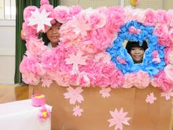 体育館の飾りで楽しむ児童たち