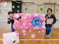 体育館の飾りで楽しむ児童たち