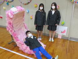 体育館の飾りで楽しむ児童たち