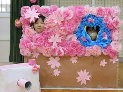 体育館の飾りで楽しむ児童たち