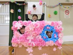 体育館の飾りで楽しむ児童たち