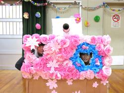 体育館の飾りで楽しむ児童たち