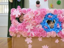 体育館の飾りで楽しむ児童たち