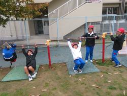 園庭で遊ぶ1年生の様子