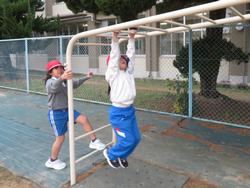 園庭で遊ぶ1年生の様子