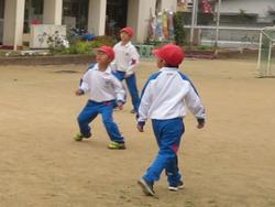 園庭で遊ぶ1年生の様子