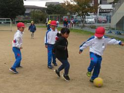園庭で遊ぶ1年生の様子